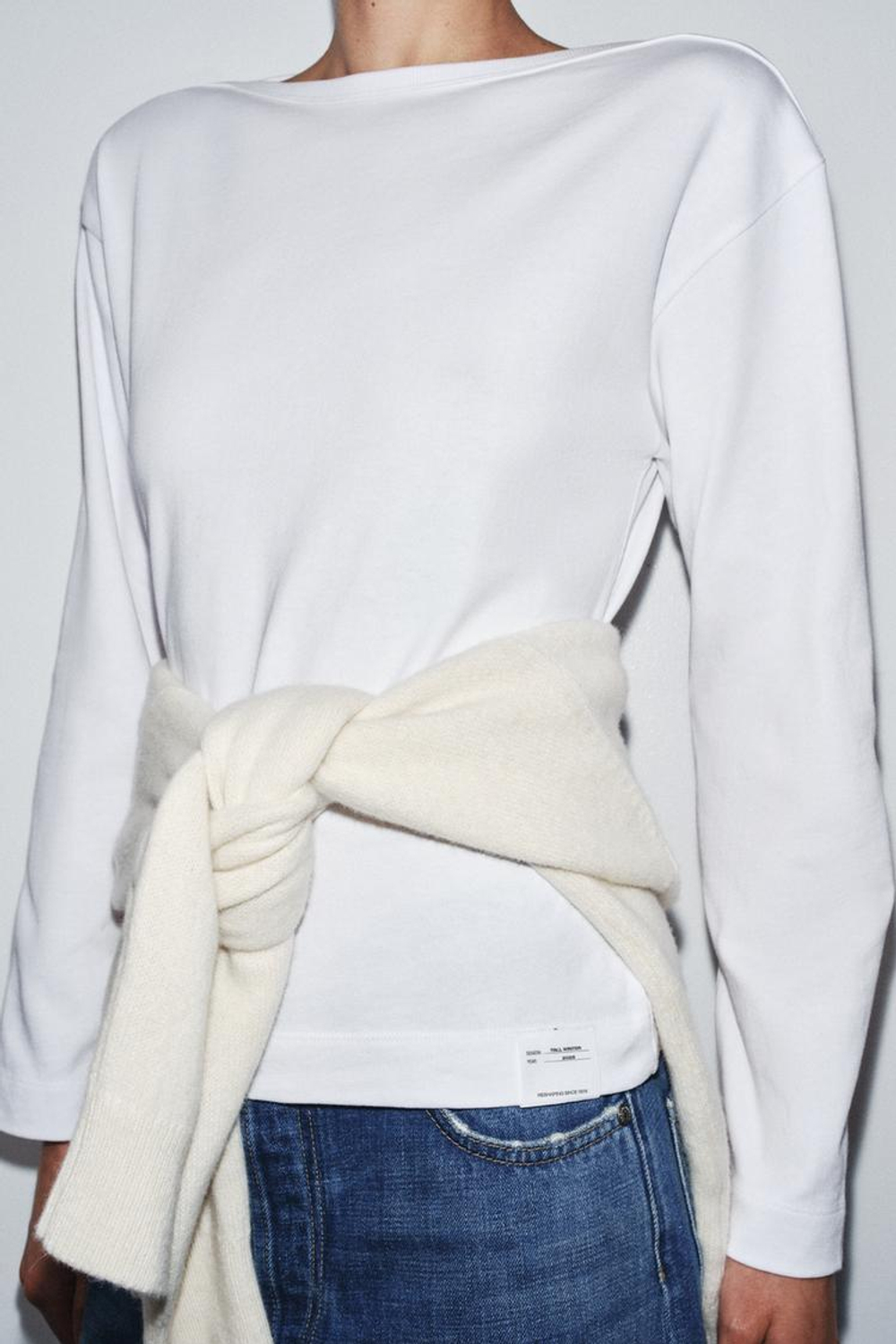 ZARA ФУТБОЛКА С ВЫРЕЗОМ ЛОДОЧКОЙ И ЭТИКЕТКОЙ, БЕЛЫЙ