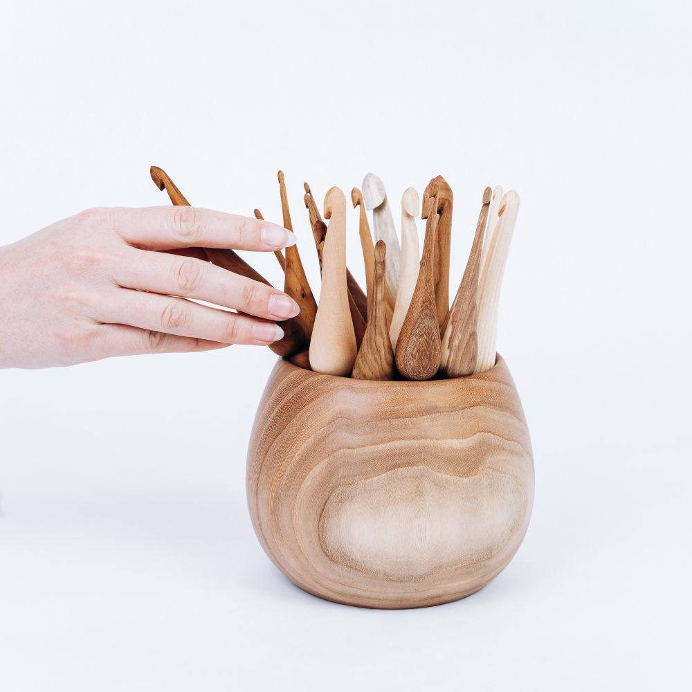 Набор деревянных крючков для вязания из 17 штук с вазой. KN23