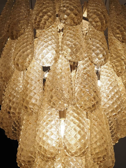 Эффектная люстра с каскадом фактурных стеклянных подвесок ✨