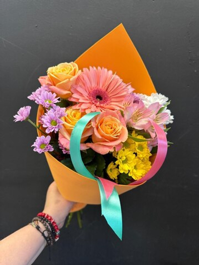 Букет их хризантем, роз, альстромерий и герберы