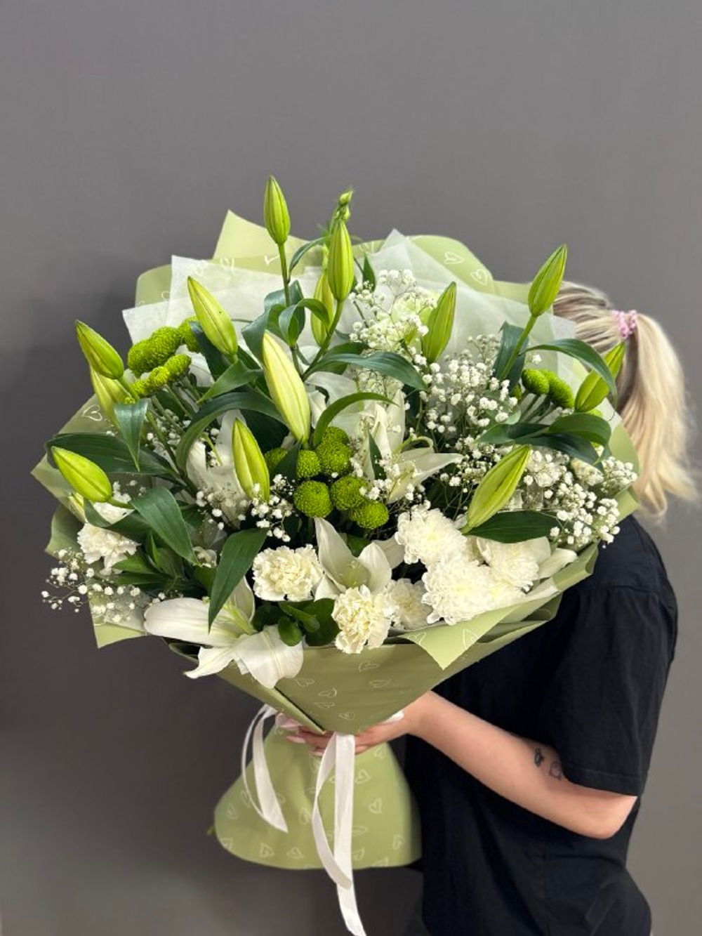 Букет в белой гамме с 3 лилиями