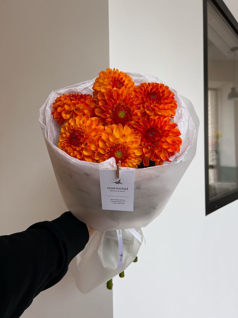 Букет из георгин в оранжевом оттенке