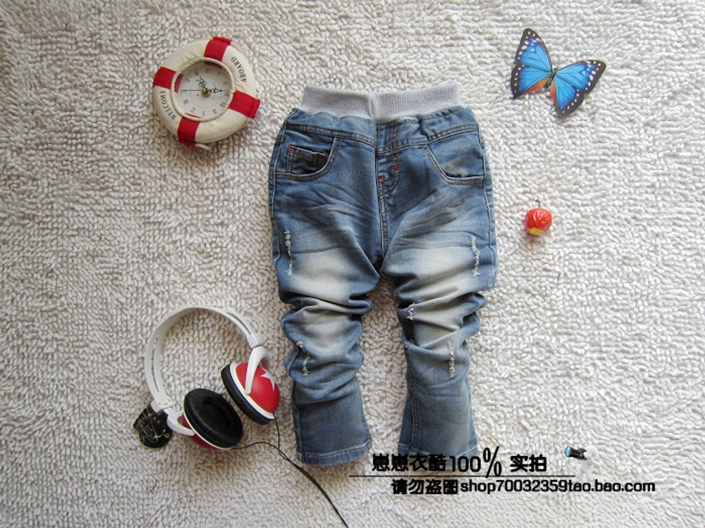 Джинсы детские с потертостями, контрастными вставками и вышивкой