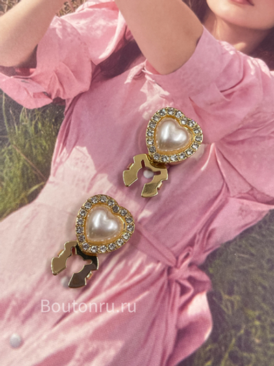 Накладка на пуговицу золотистая в форме сердца с жемчугом и стразами