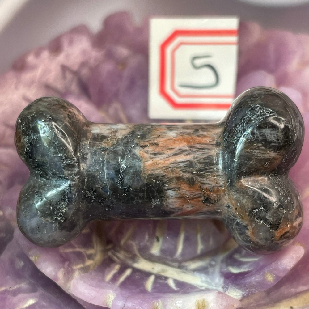 37487 Глаукофан Кость фигурка 35мм-79