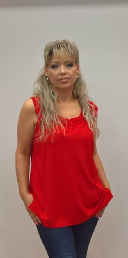 Красный удлиненный топ-майка из вискозы с паетками