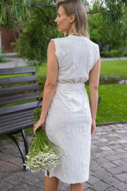 Платье сливочного цвета из фактурного трикотажа