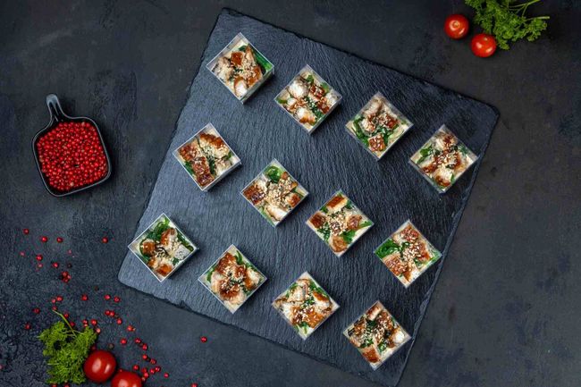 Веррин с угрем в кунжутном соусе и салатом чука, 12 шт.