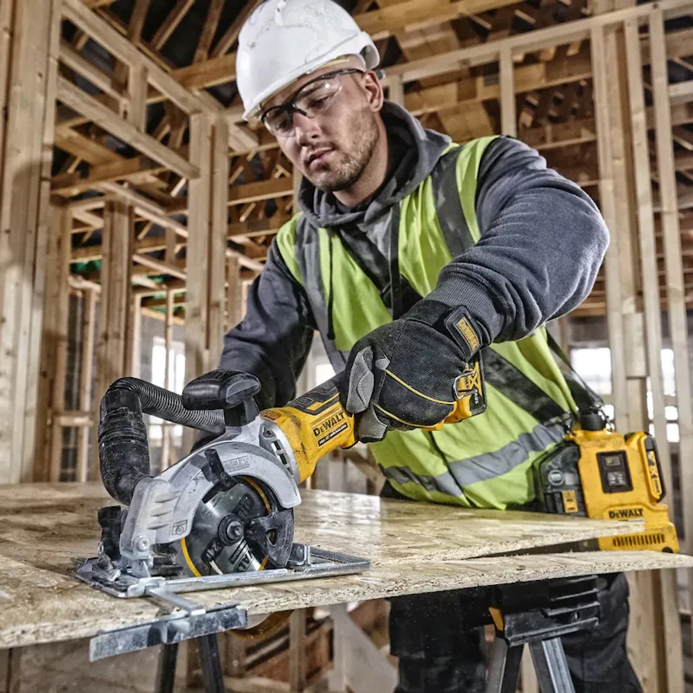 DeWalt DCS571P2 аккумуляторная дисковая пила (2 x 5 Ач, ЗУ)