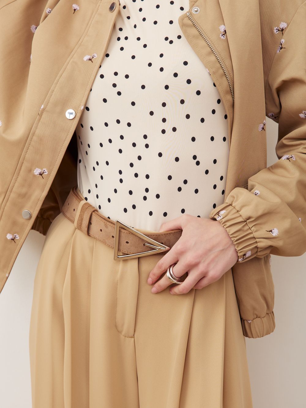 БАЗОВЫЙ РЕМЕНЬ С ТРЕУГОЛЬНОЙ ПРЯЖКОЙ ЗАМША КАПУЧИНО