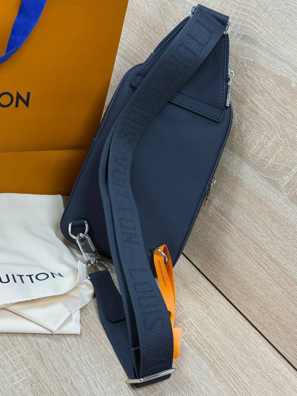 Сумка-слинг Louis Vuitton