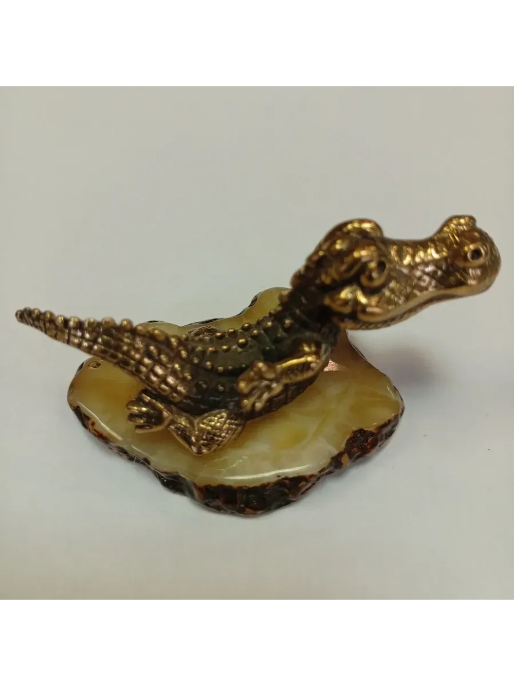 Бронзовая статуэтка на янтаре