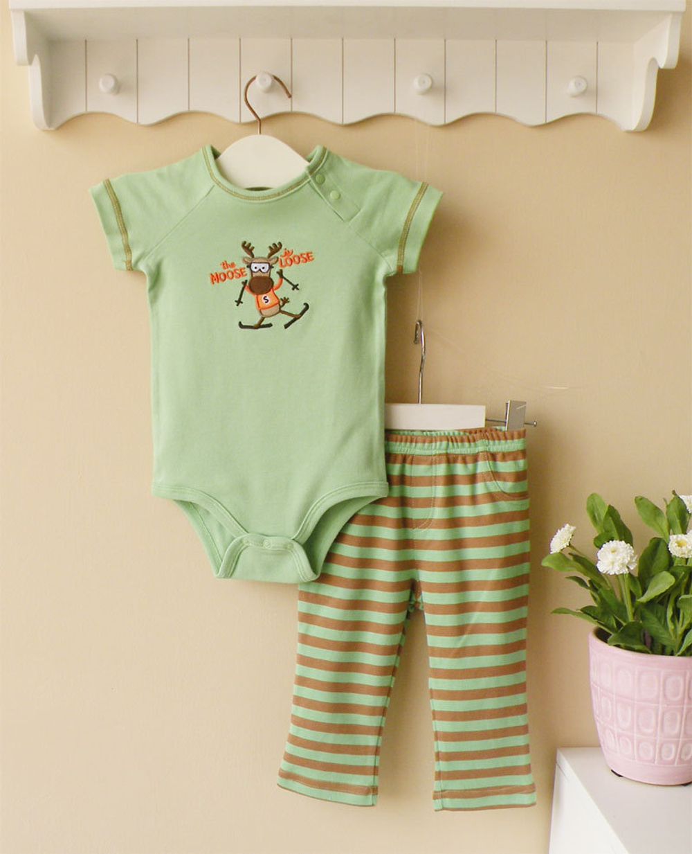 Комплект: боди с разными аппликациями или вышивками и брюки