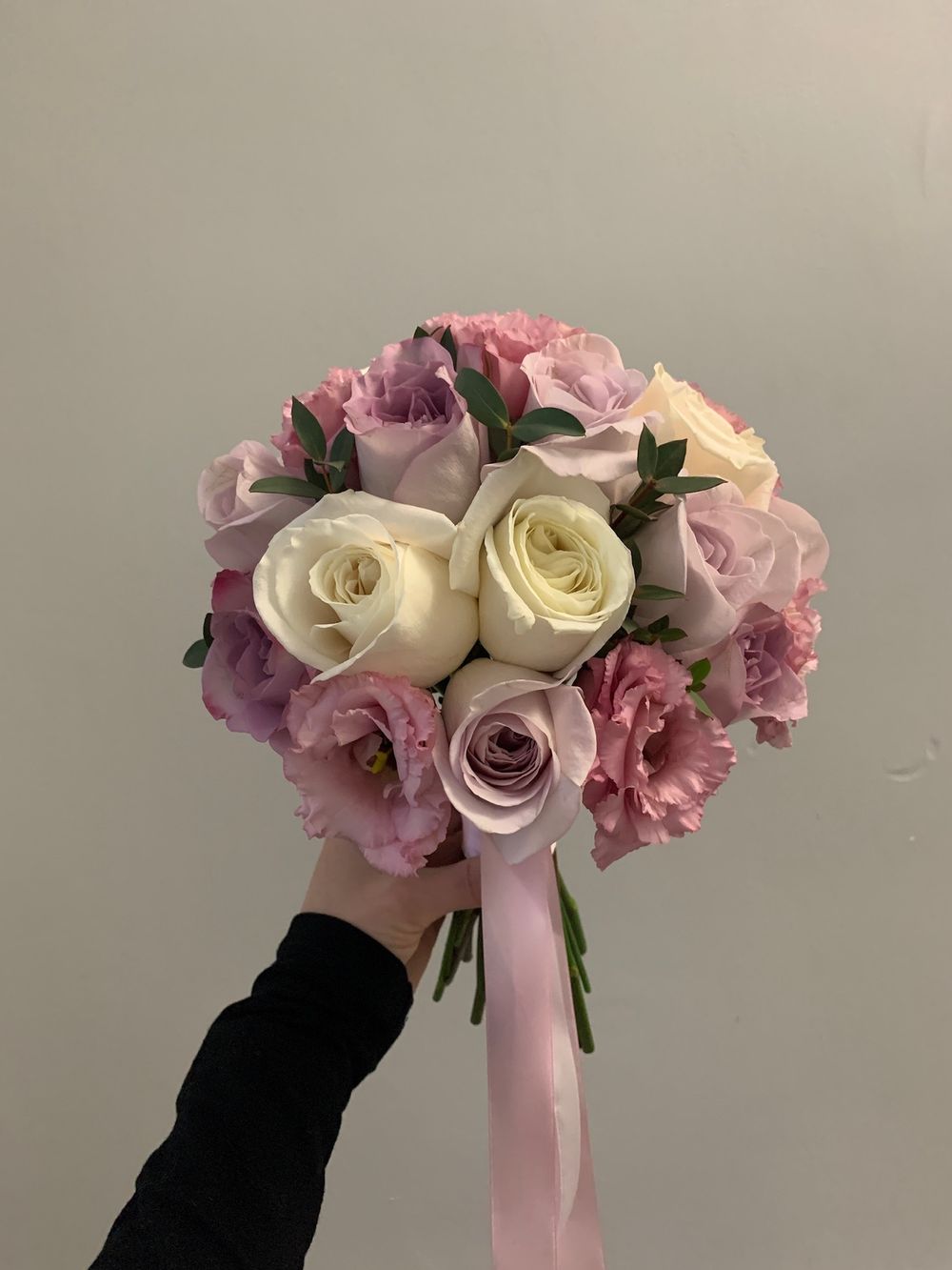 Свадебный букет из лизиантуса, одноголовых роз и эвкалипта