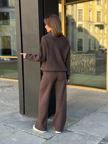 Коричневый трикотажный костюм с воротником-поло