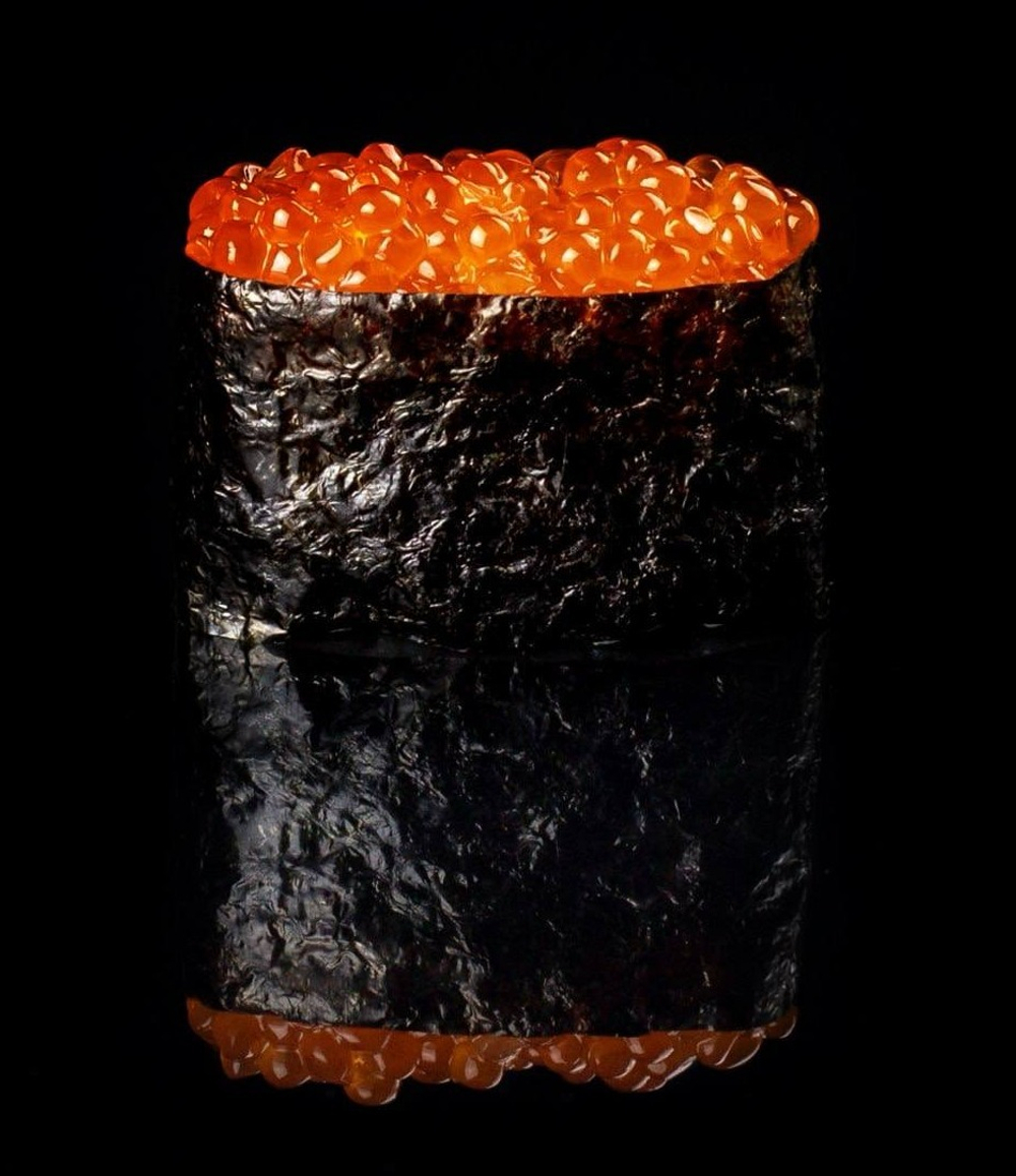 Гункан с лососевой икрой