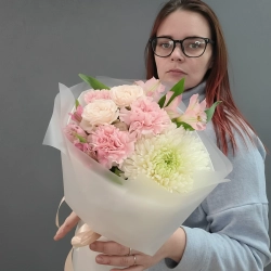 Букет "Комплимент" с хризантемой, альстромерией, розой и диантусом.