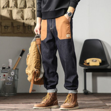 Трендовые джинсы с карманами другого цвета