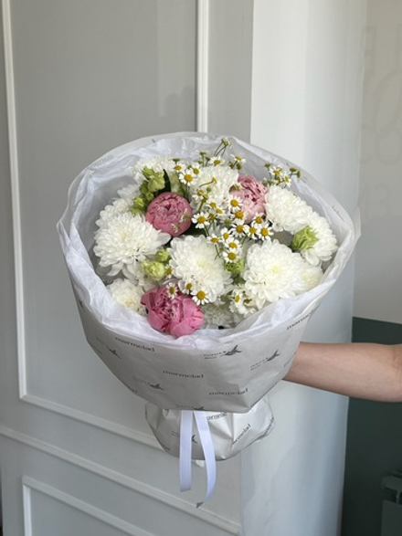 Букет из хризантемы, лизиантуса, пионов и ромашки