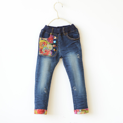 Джинсы на разноцветных пуговицах с цветочным принтом