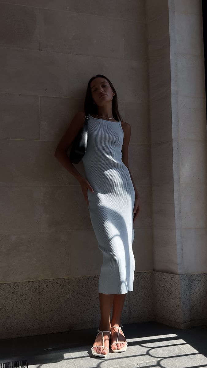 Платье лапша из вискозы на тонких лямках миди голубое