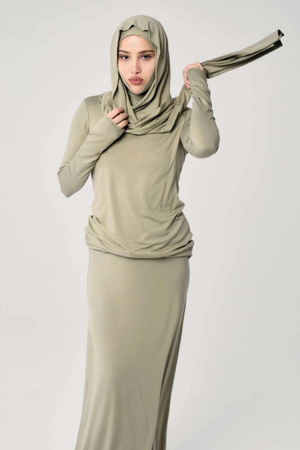 Лонгслив с капюшоном хаки