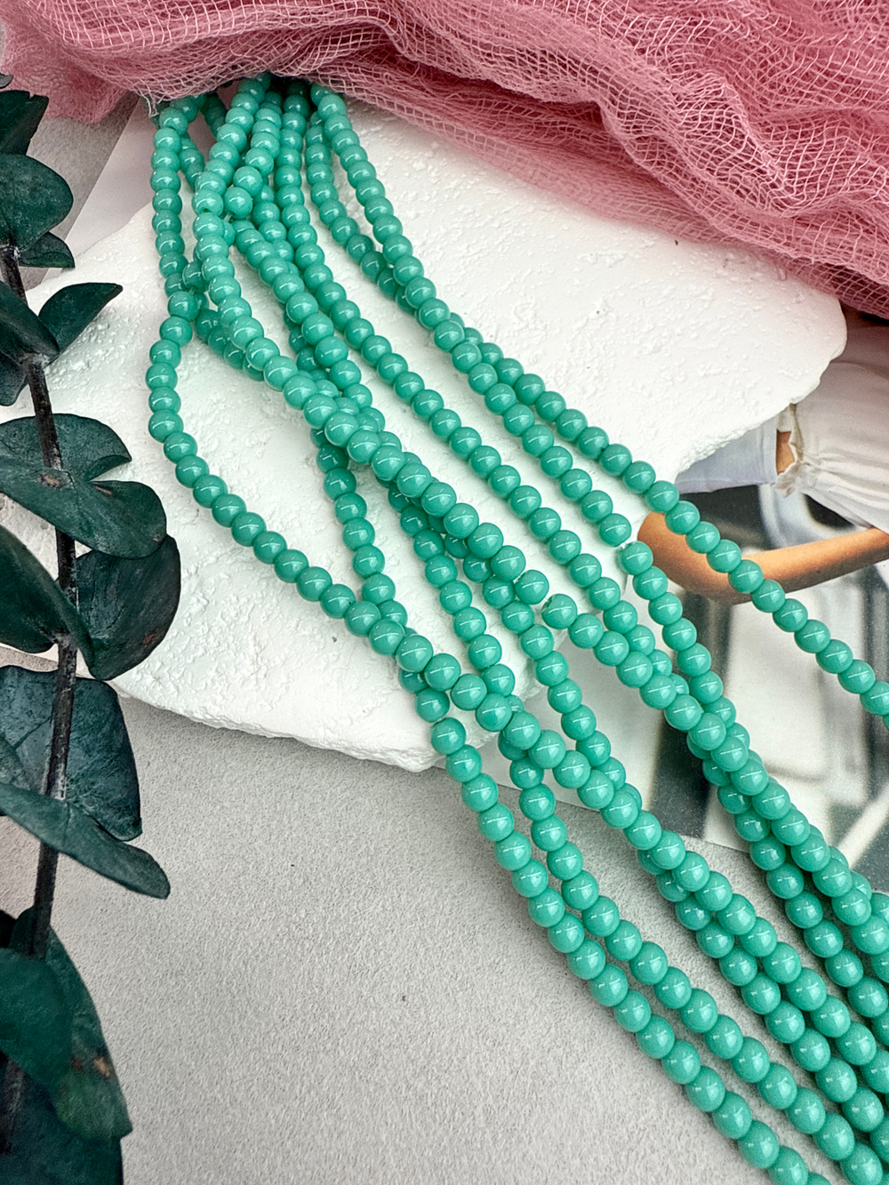 Стеклянные бусины под керамику 4 мм, нить 38 см, бирюзовый