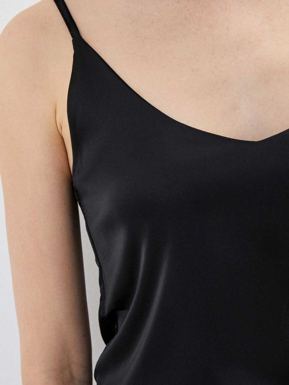 Топ на бретелях