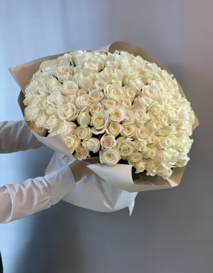 Охапка белых роз