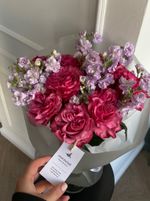 Букет из одноголовой кудрявой розы Кантри и кустовой ароматной маттиолы