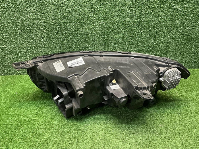 Фара правая Volvo XC90 2 (2014-2019) LED