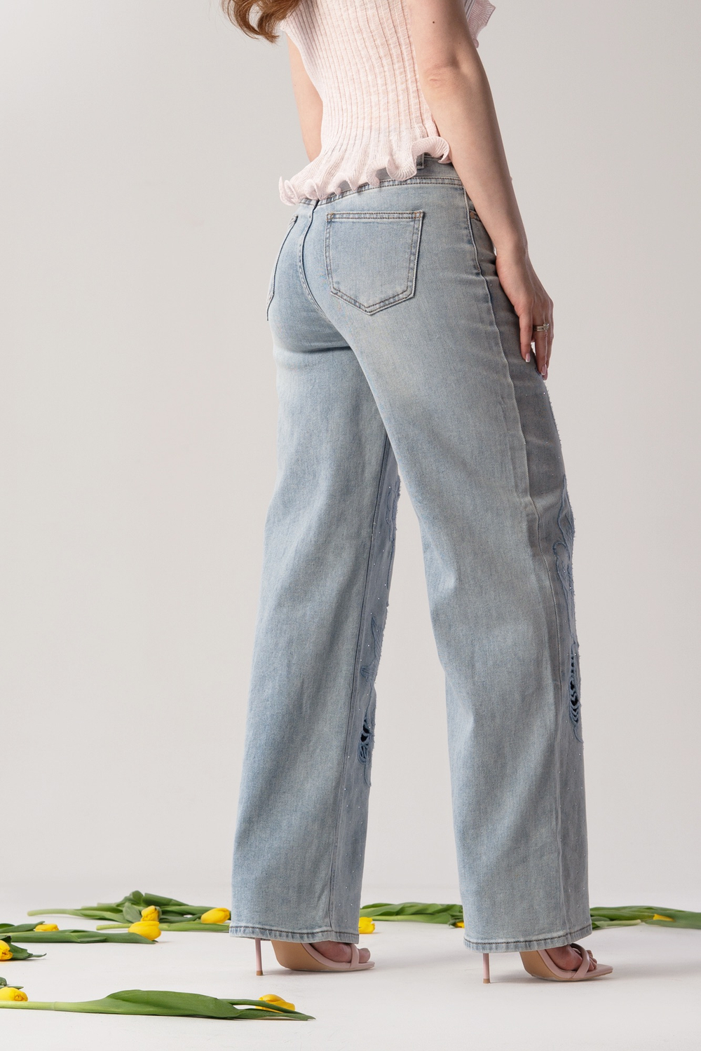 Джинсы с вышивкой