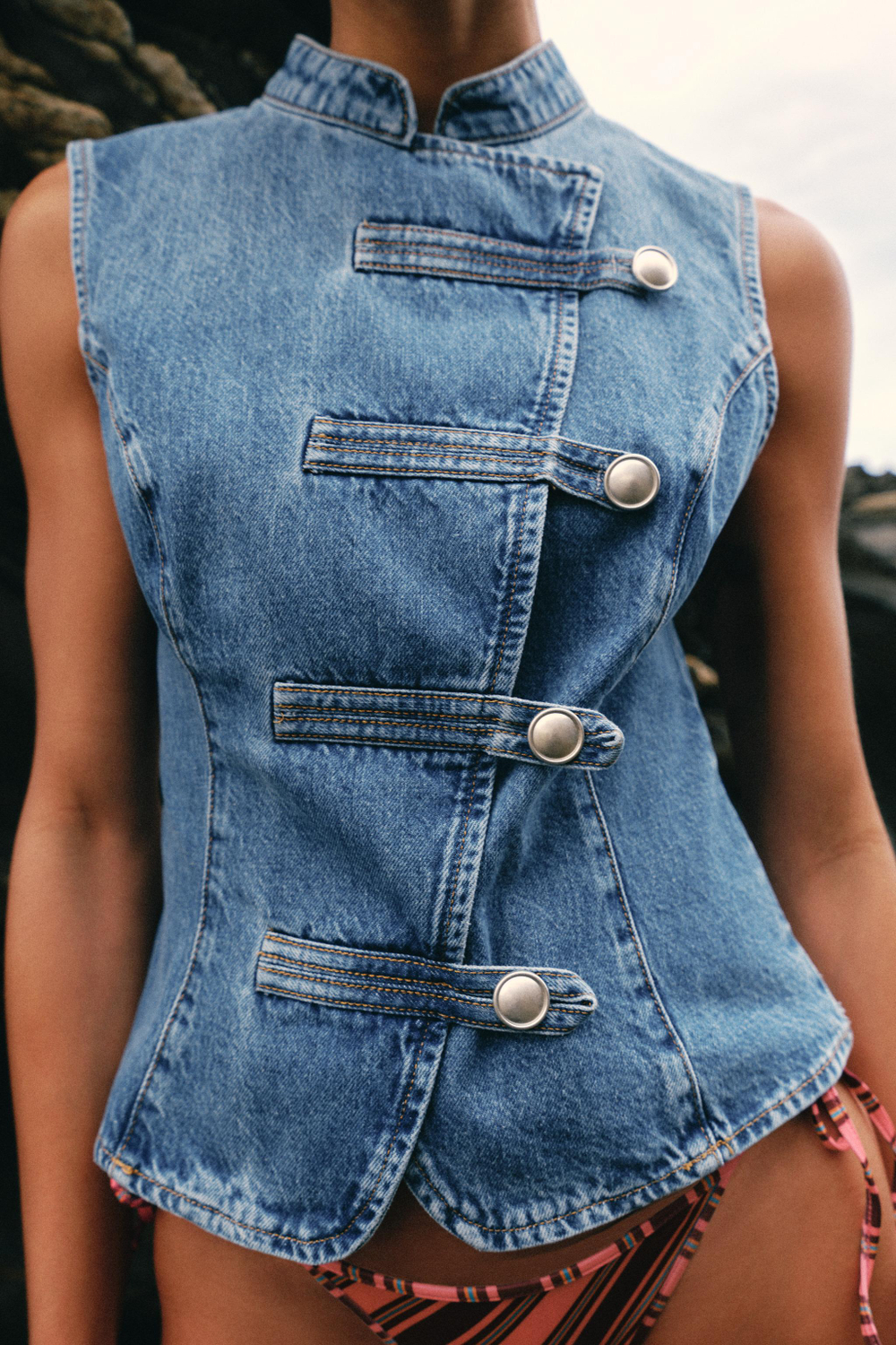 ZARA ДЖИНСОВЫЙ ТОП Z1975 С НАВЕСНЫМИ ПЕТЛЯМИ, ВЫЦВЕТШИЙ СИНИЙ