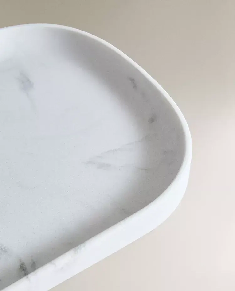 ZARA HOME ПОДНОС ДЛЯ ВАННОЙ С МРАМОРНЫМ УЗОРОМ, СЕРЫЙ