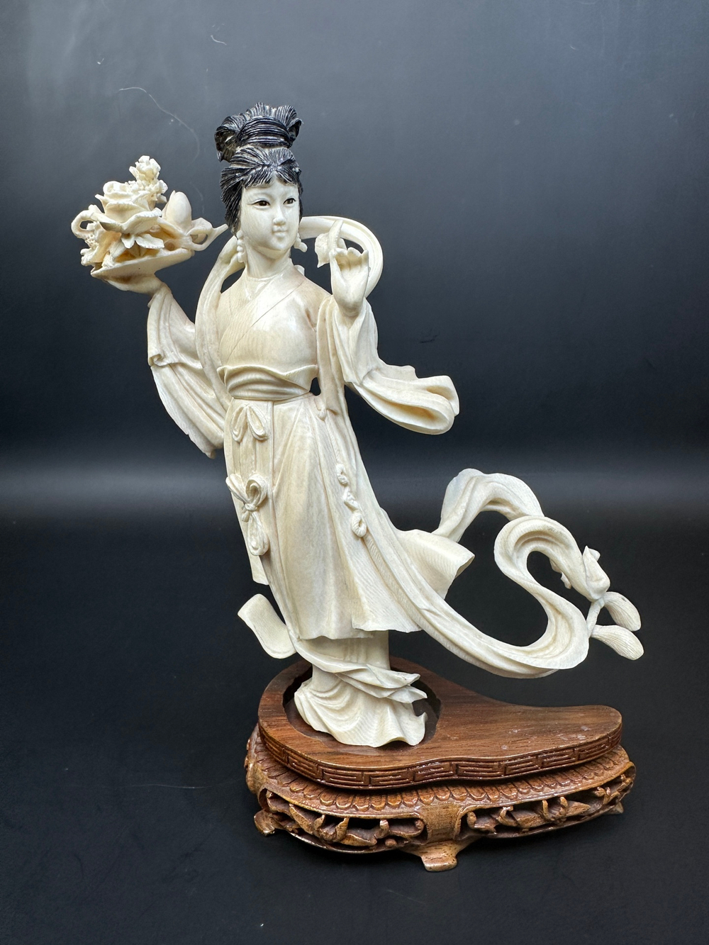 Окимоно — Небесная Красавица с букетом цветов