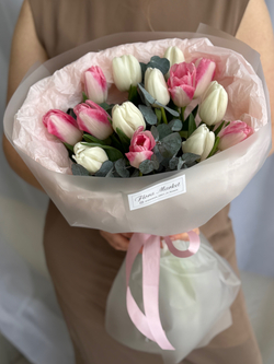 Весеннее сочетание белых, розовых тюльпанов и эвкалипта в объемном оформлении от Флора Маркет