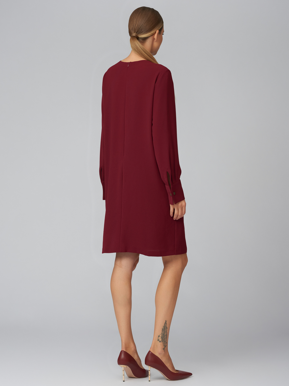 Платье прямое с вырезом "капля"