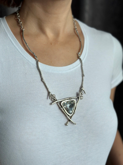 Кулон треугольник с прозрачным кристаллом, матовое серебро