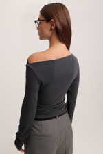 Лонгслив с асимметричным вырезом