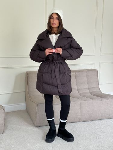 Удлиненный фиолетовый пуховик с отложным воротником