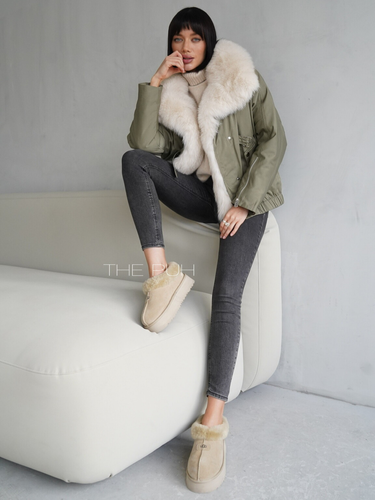 Укороченная парка в цвете хаки с белым меховым воротником