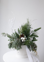 Хвойная композиция с белым декором