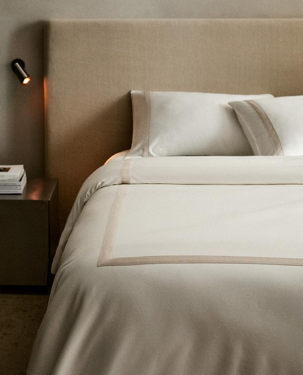 ZARA HOME САТИНОВЫЙ ПОДОДЕЯЛЬНИК С КАЙМОЙ, СЕРЫЙ