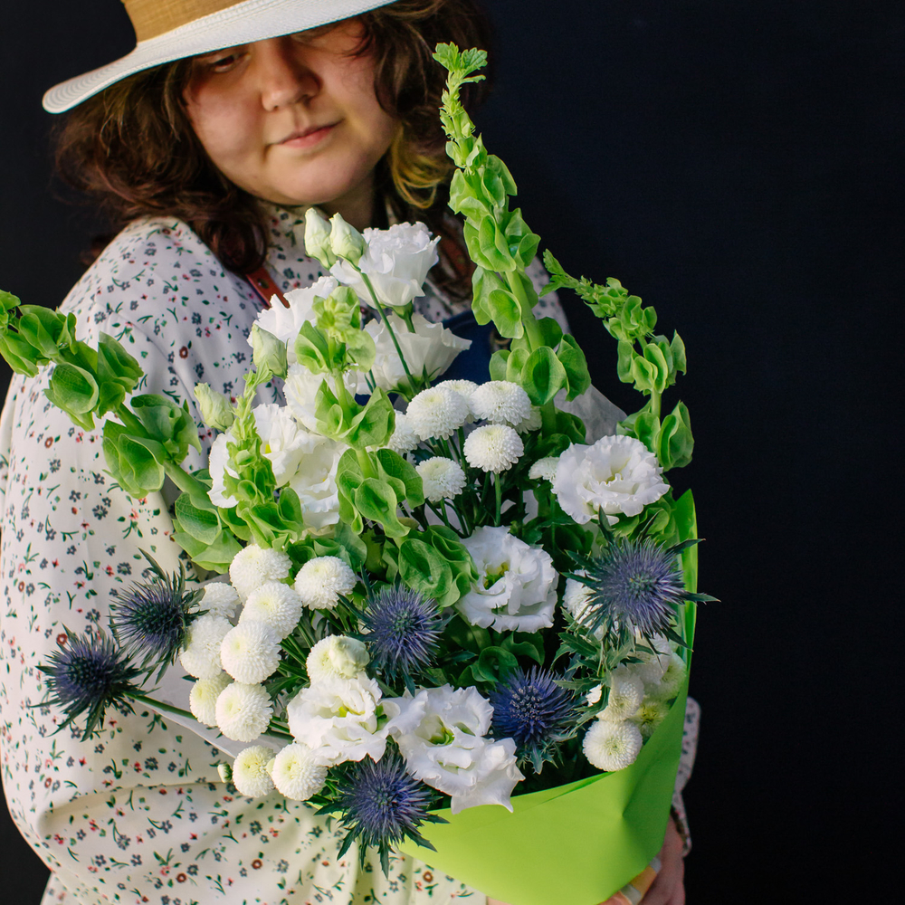 12. Современный букет с молюцеллой и эрингиумом