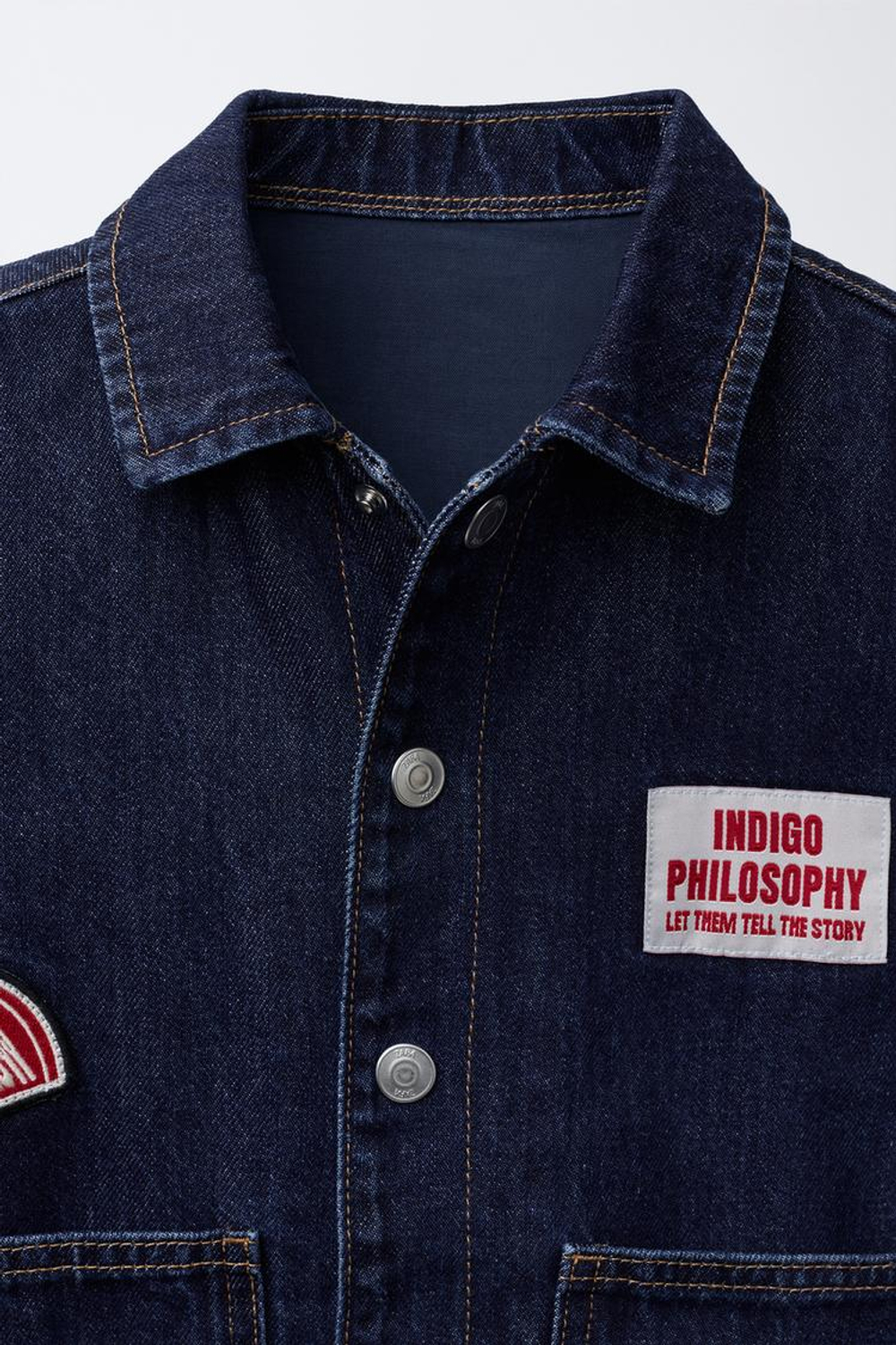 ZARA ДЖИНСОВАЯ КУРТКА С НАШИВКАМИ, СИНИЙ