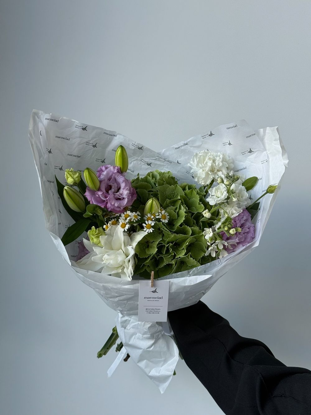 Букет из гортензии, пионовидной лилии, лизиантуса и ромашки