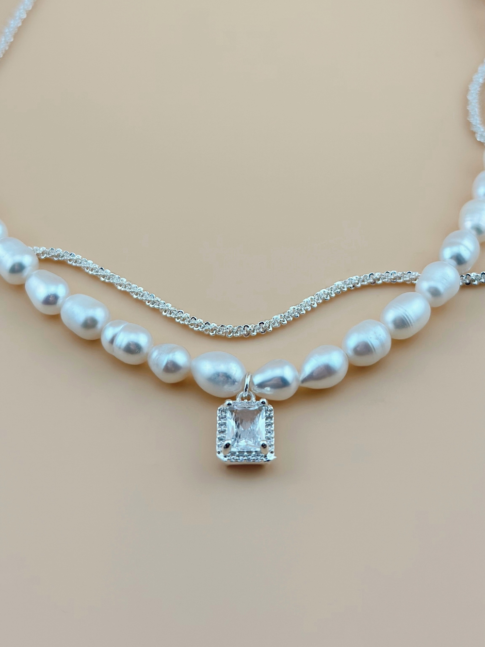 Колье жемчужное с доп. цепочкой и подвеской в виде белого кристалла