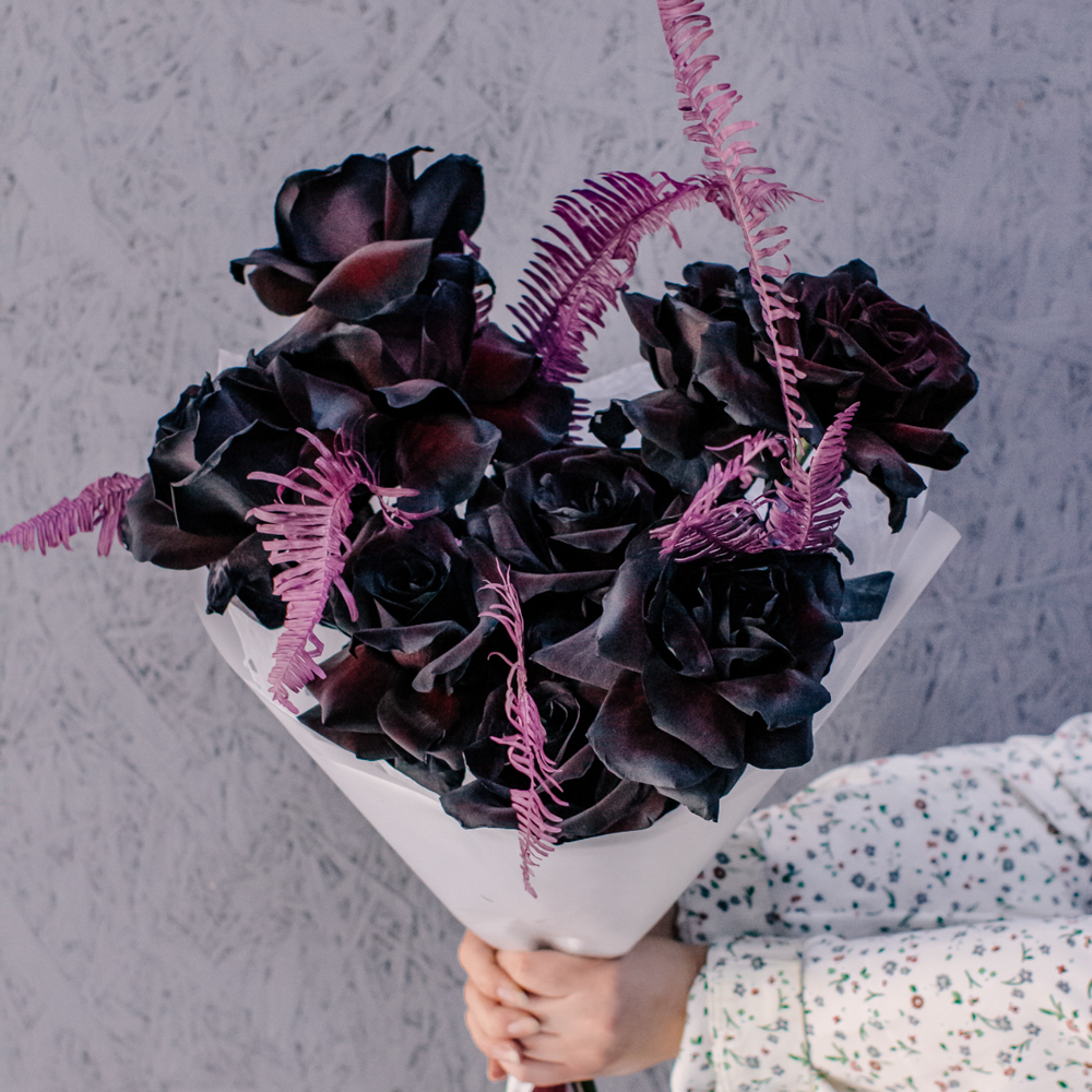 89. Темный букет с черными французскими розами