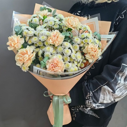 Букет с хризантемами сорта "STALION" и кремовыми диантусами