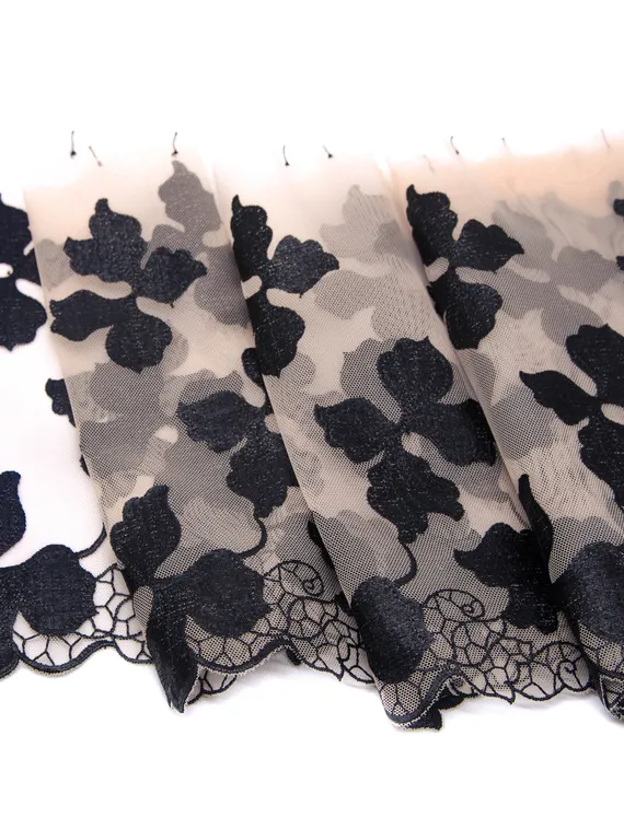 05-147 Вышивка на неэл. сетке 23 см, телесный/черный (левая)